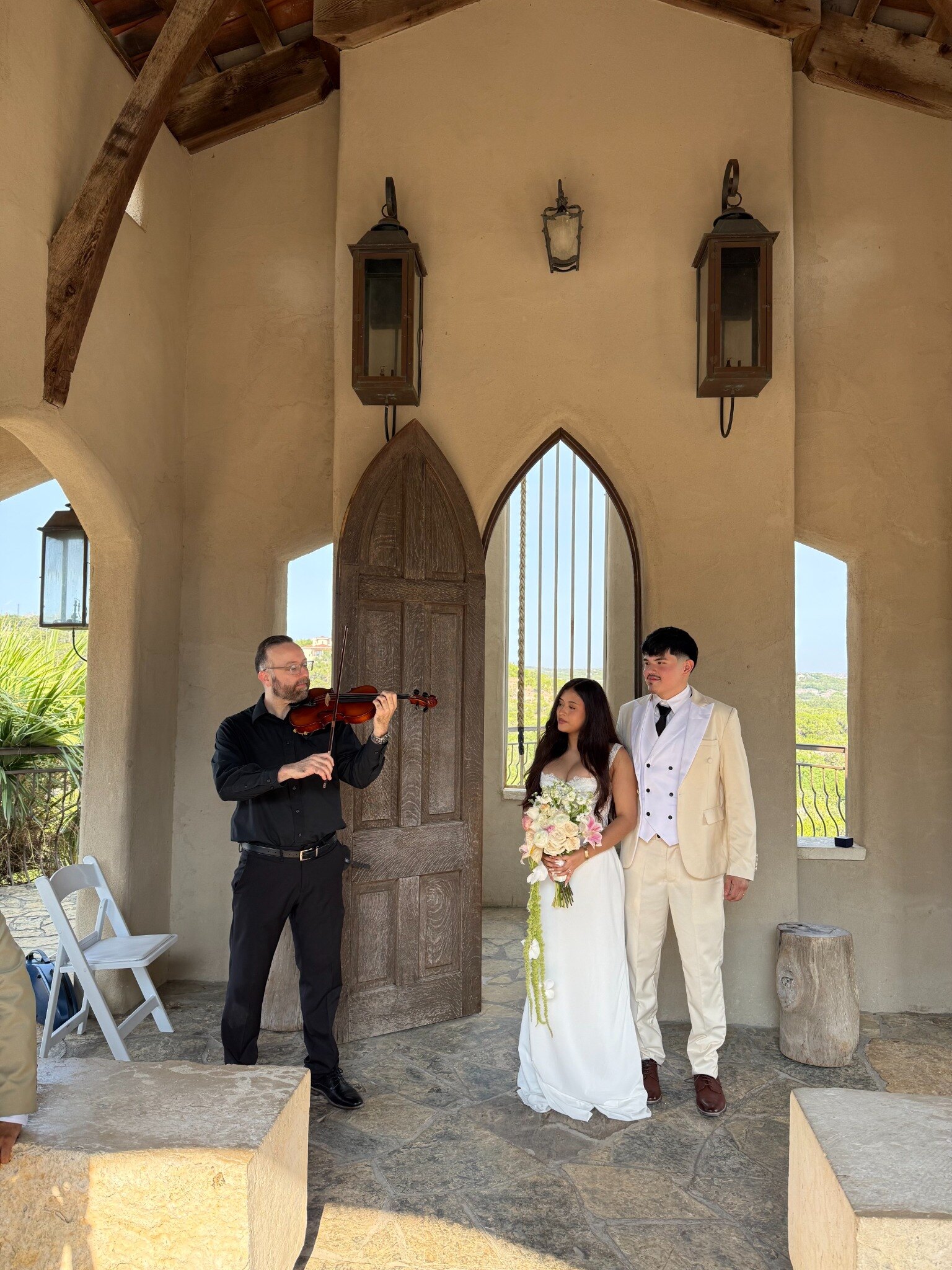 David Price playing violin for a bride and groom at an Austin-area wedding ceremony